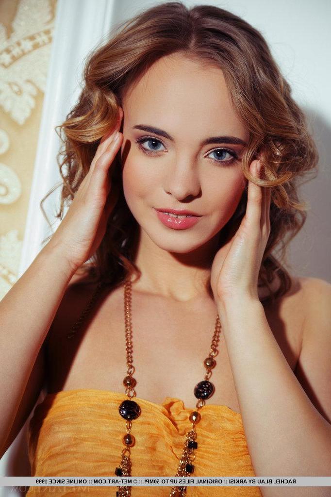 18P Pictures of beautiful girl Rachel Blau showing her hot body