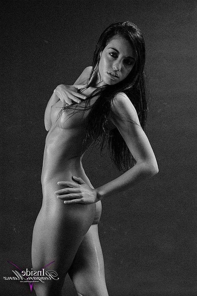 14P Pictures of Reagan Manx nude in black and white