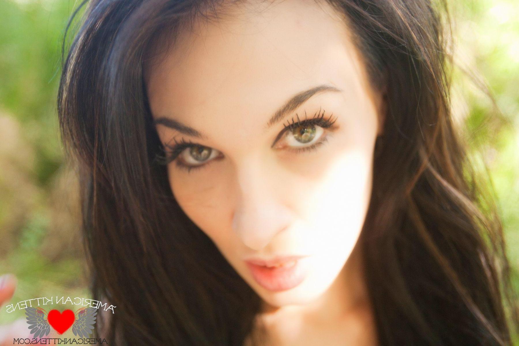 17P Pictures of Reanna Mae showing her incredibly gorgeous body outside