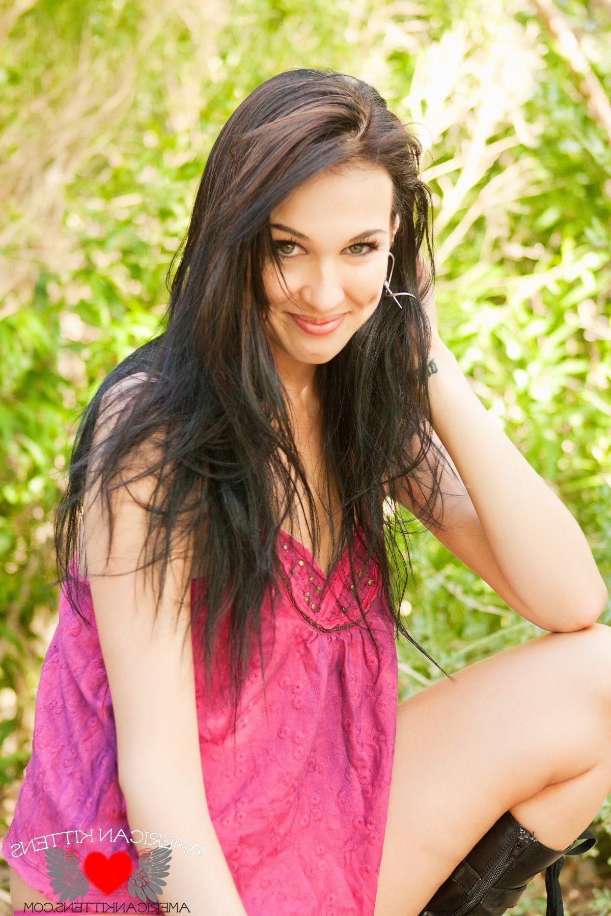 17P Pictures of Reanna Mae showing her incredibly gorgeous body outside