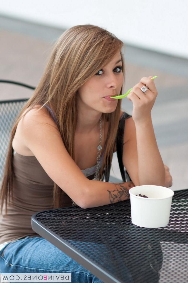 20P Pictures of teen girl Riley Jensen flashing her titties in public