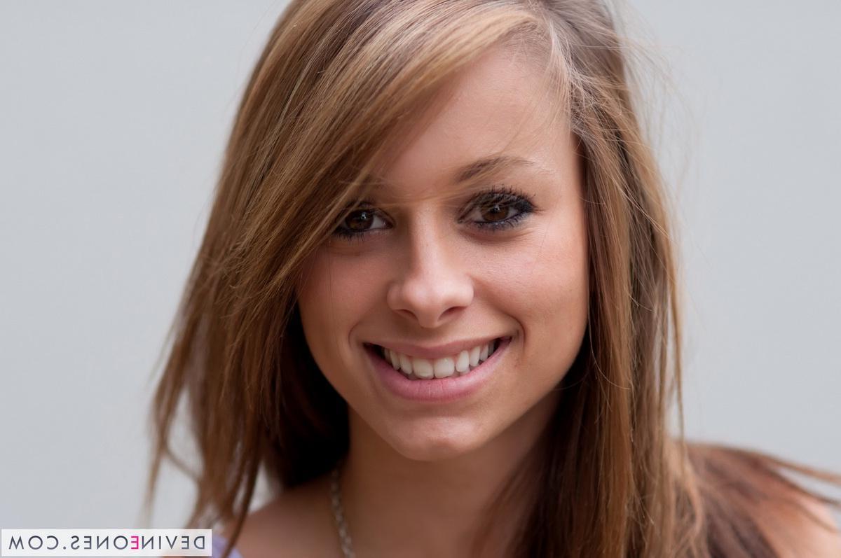 20P Pictures of teen girl Riley Jensen flashing her titties in public