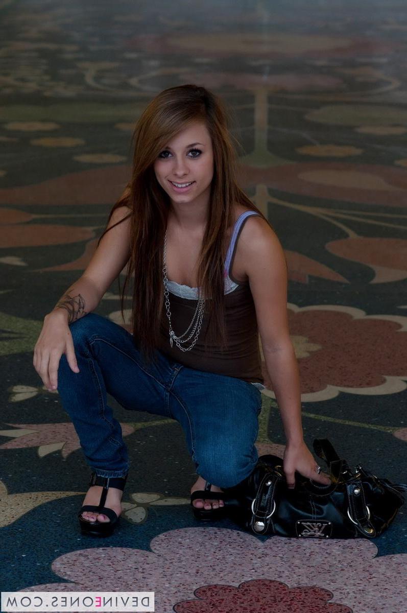 20P Pictures of teen girl Riley Jensen flashing her titties in public