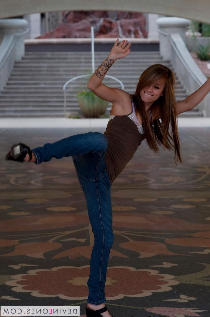 20P Pictures of teen girl Riley Jensen flashing her titties in public