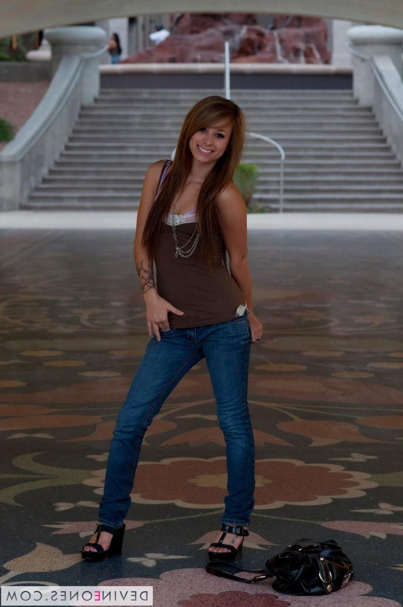 20P Pictures of teen girl Riley Jensen flashing her titties in public