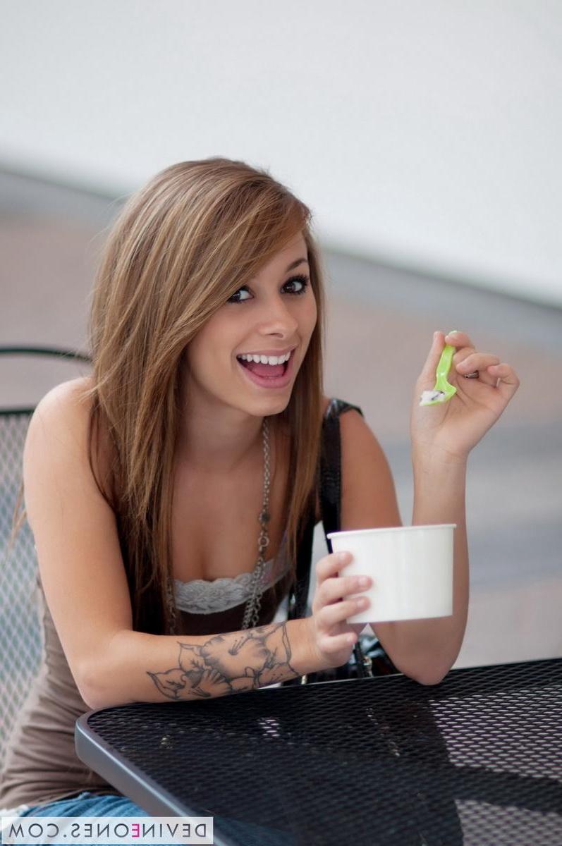 20P Pictures of teen girl Riley Jensen flashing her titties in public