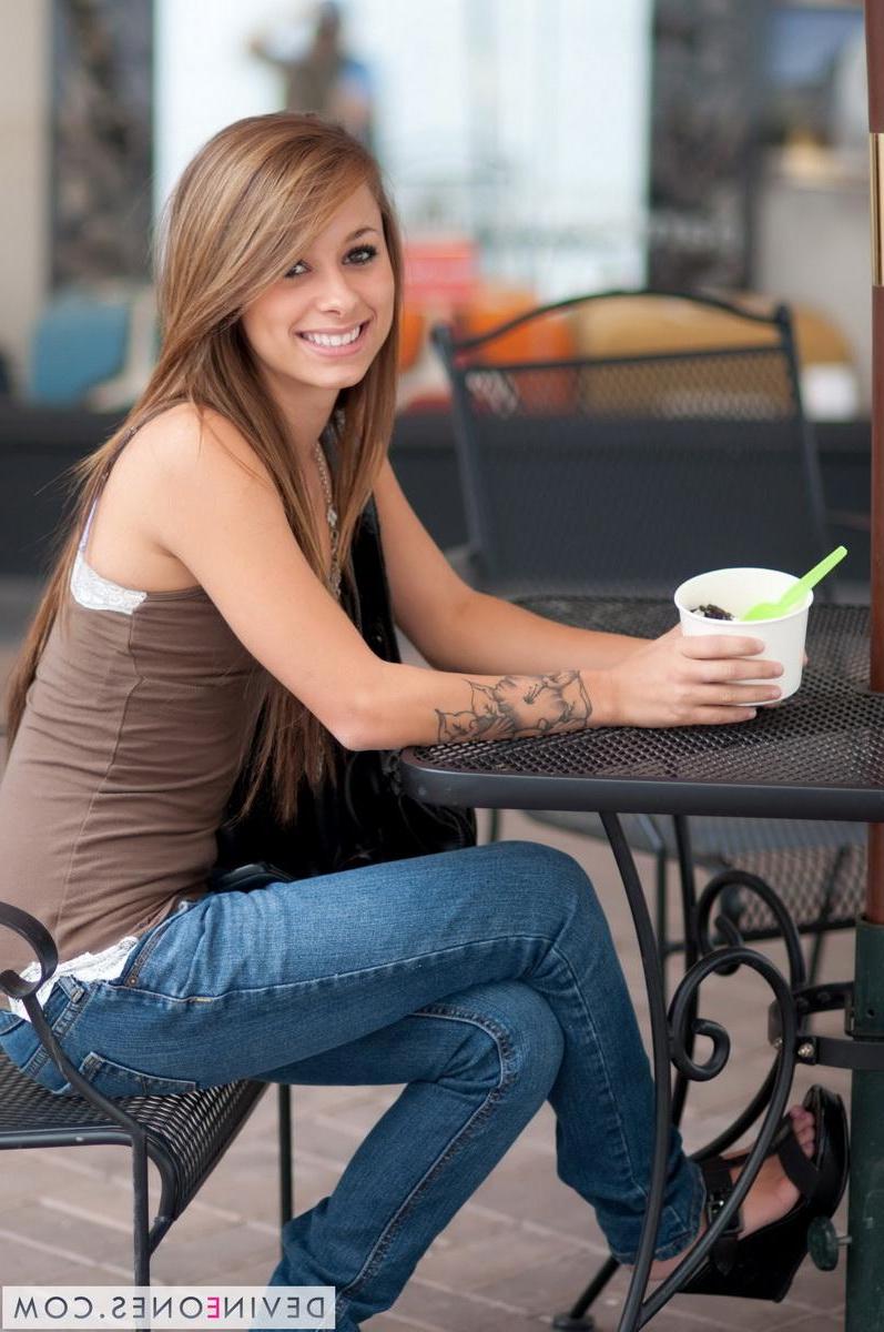 20P Pictures of teen girl Riley Jensen flashing her titties in public