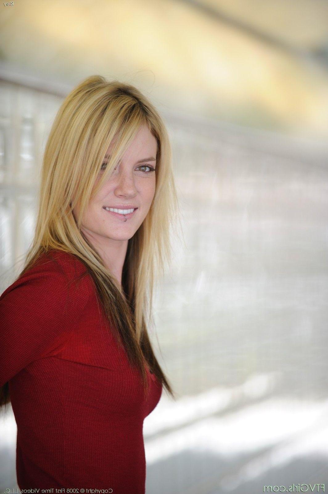 20P Pictures of Riley Ray naked in public