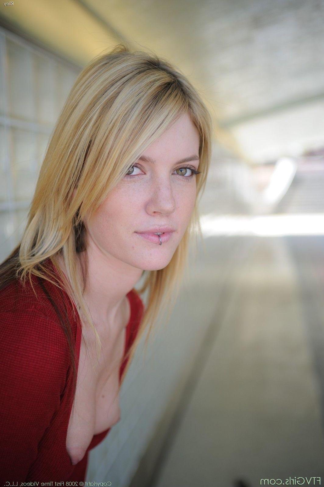 20P Pictures of Riley Ray naked in public