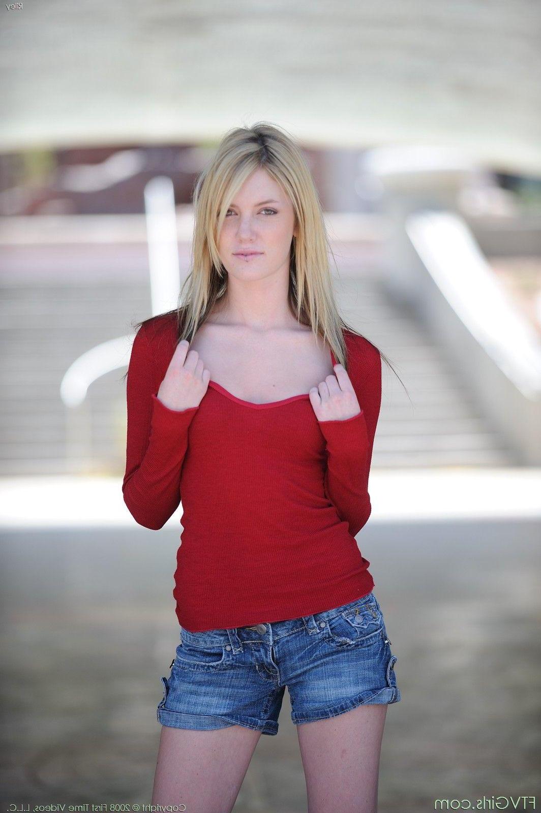 20P Pictures of Riley Ray walking around naked in public