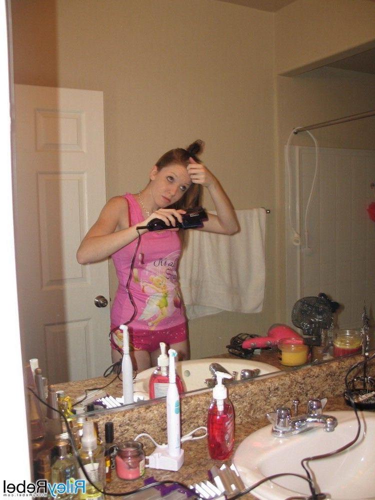 20P Pictures of teen Riley Rebel doing her makeup and hair