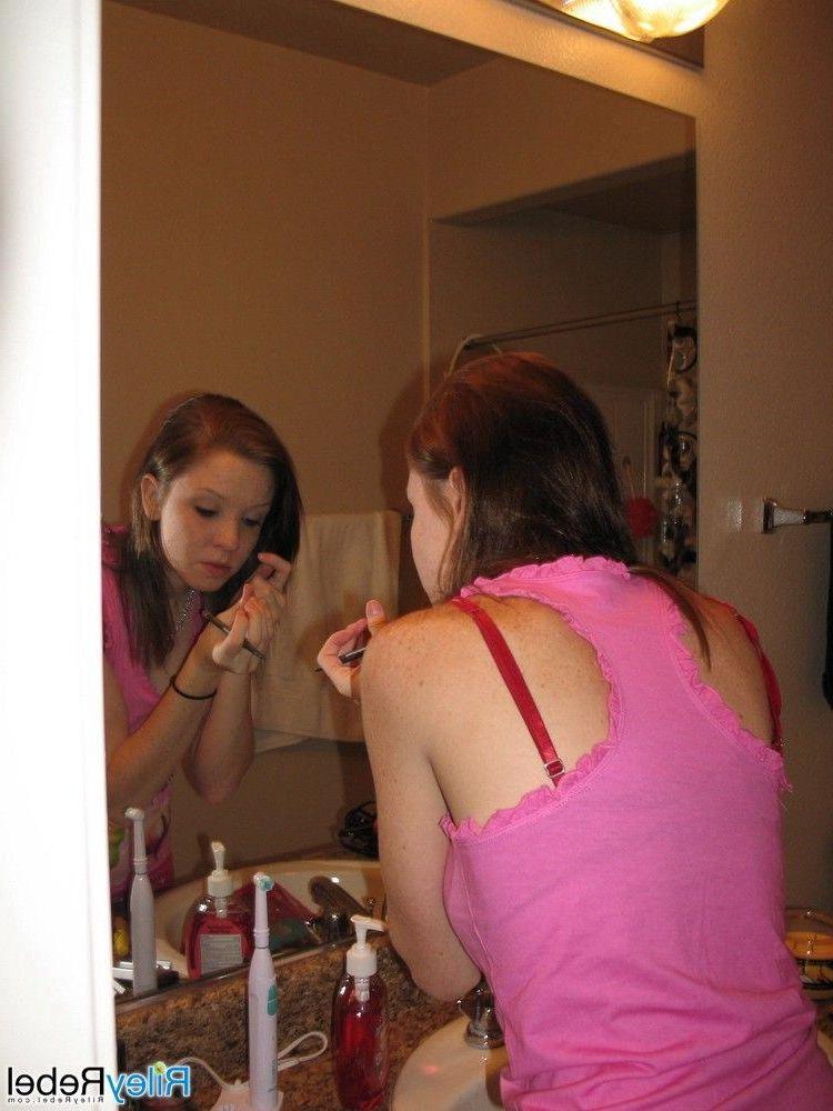 20P Pictures of teen Riley Rebel doing her makeup and hair