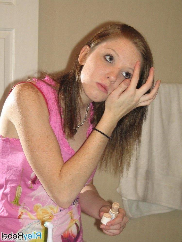 20P Pictures of teen Riley Rebel doing her makeup and hair