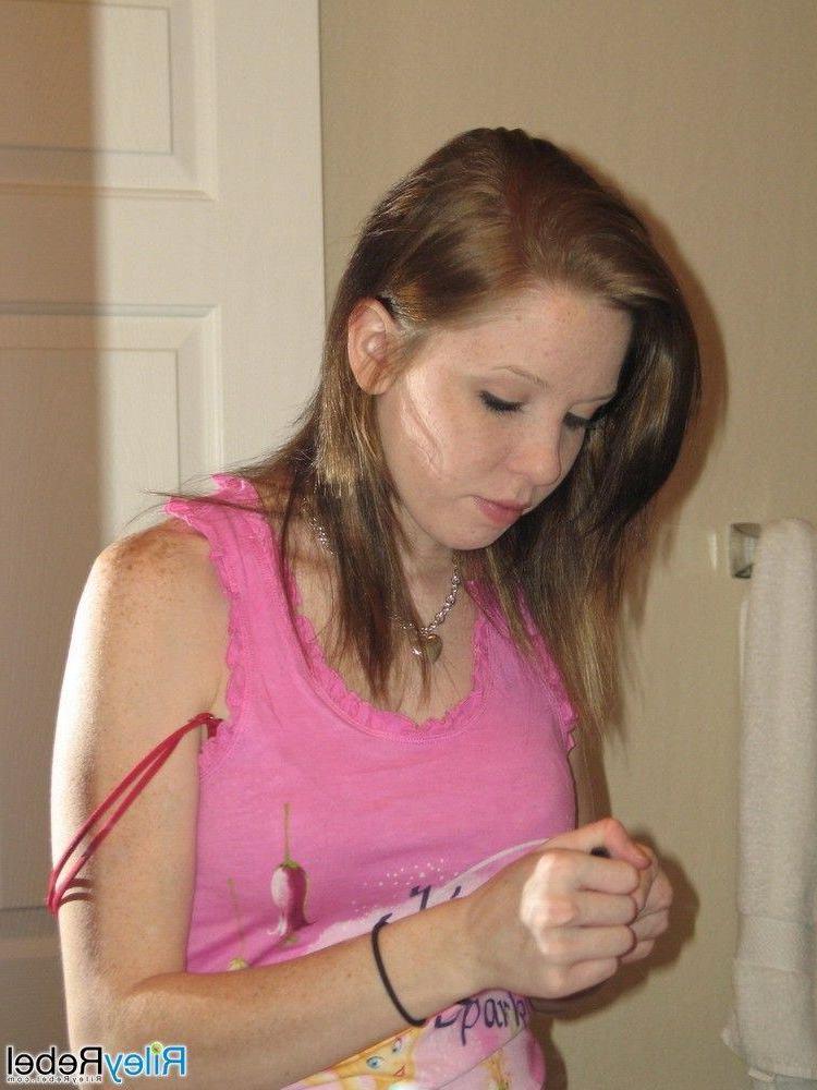 20P Pictures of teen Riley Rebel doing her makeup and hair