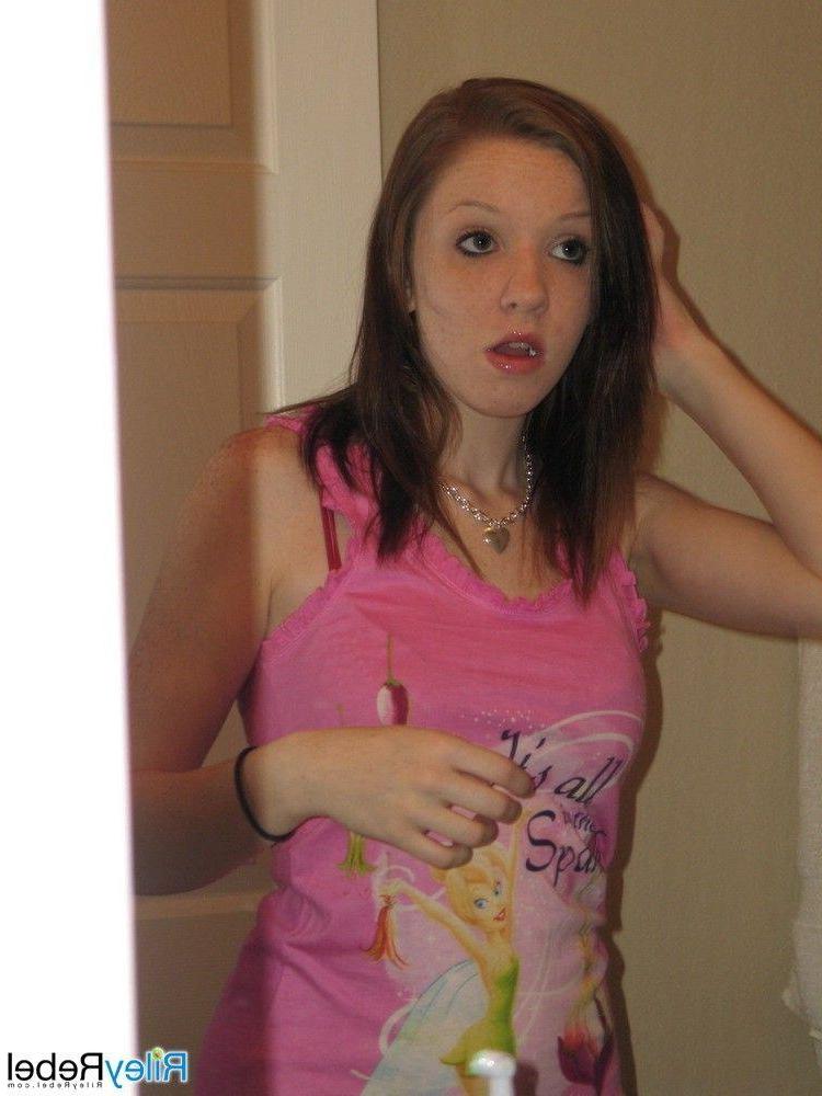 20P Pictures of teen Riley Rebel doing her makeup and hair