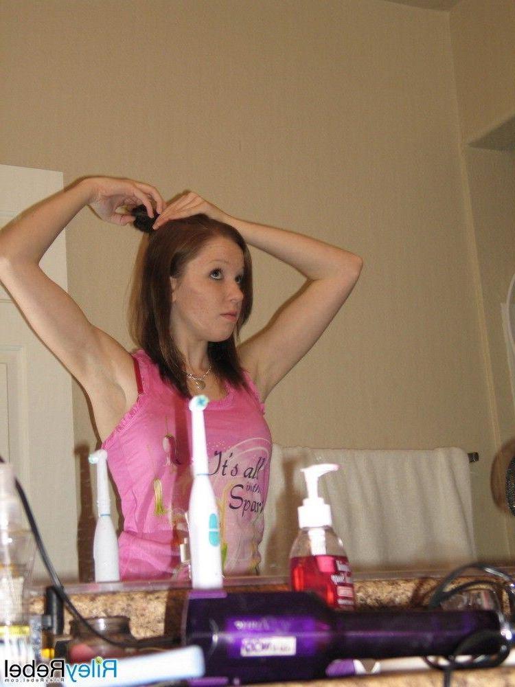 20P Pictures of teen Riley Rebel doing her makeup and hair
