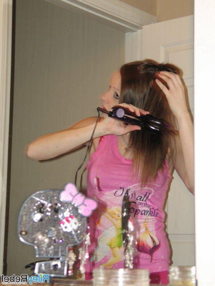 20P Pictures of teen Riley Rebel doing her makeup and hair