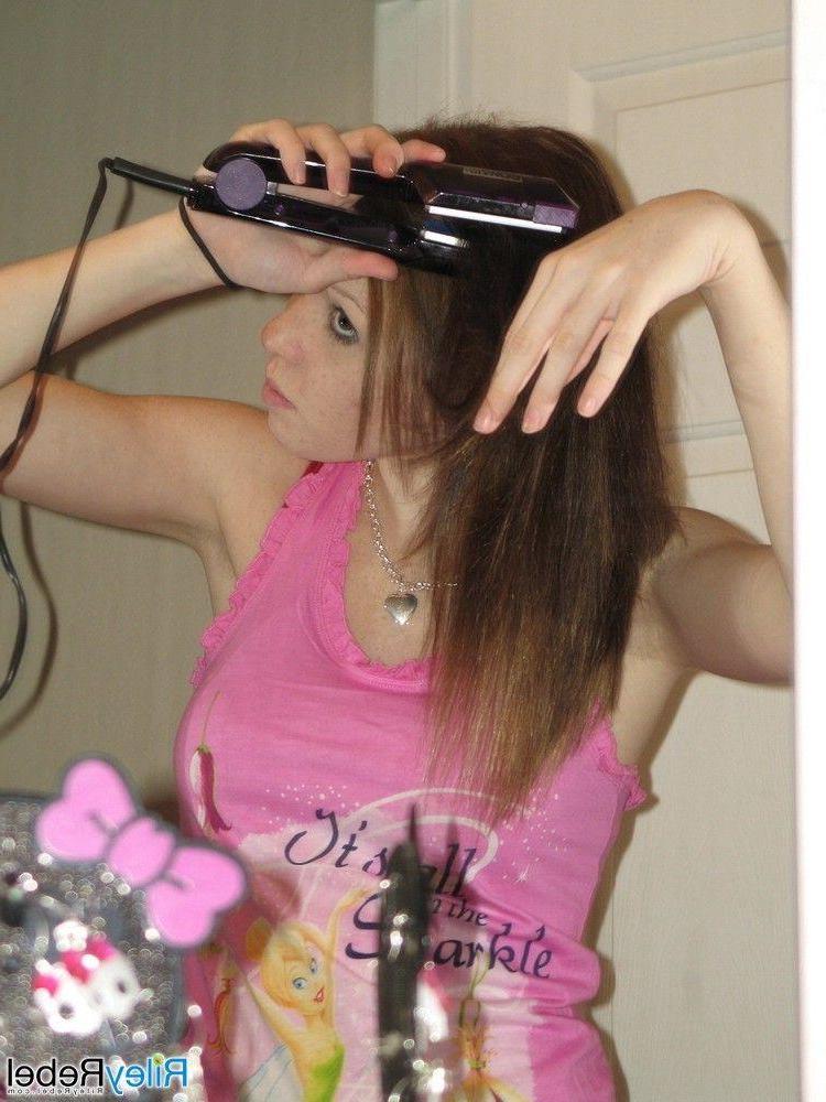 20P Pictures of teen Riley Rebel doing her makeup and hair