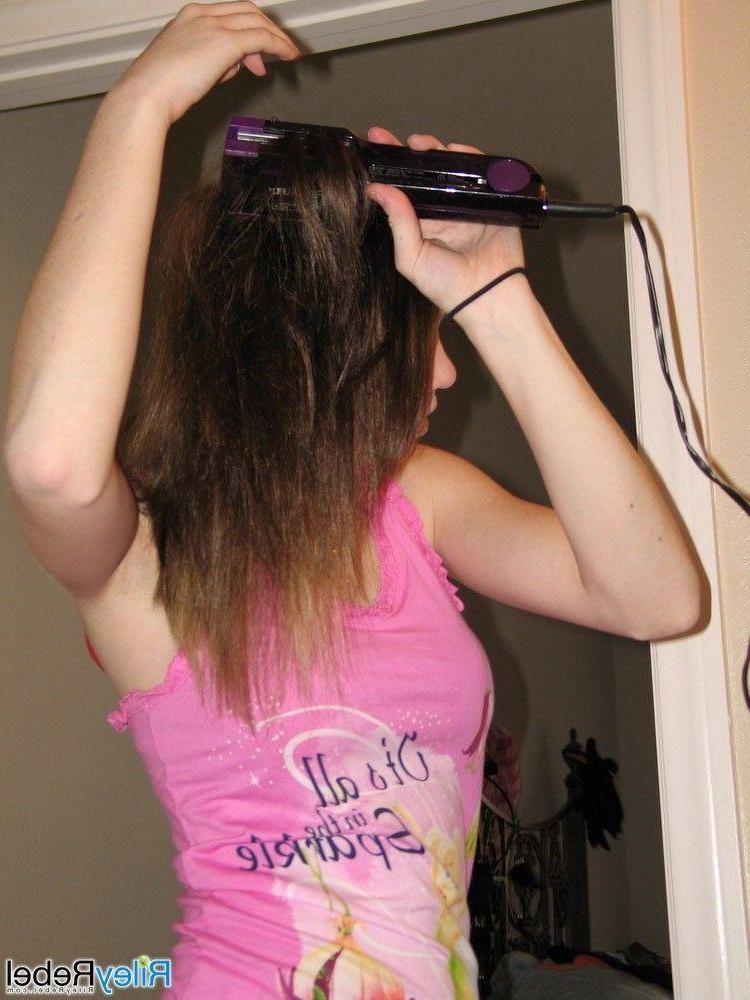 20P Pictures of teen Riley Rebel doing her makeup and hair