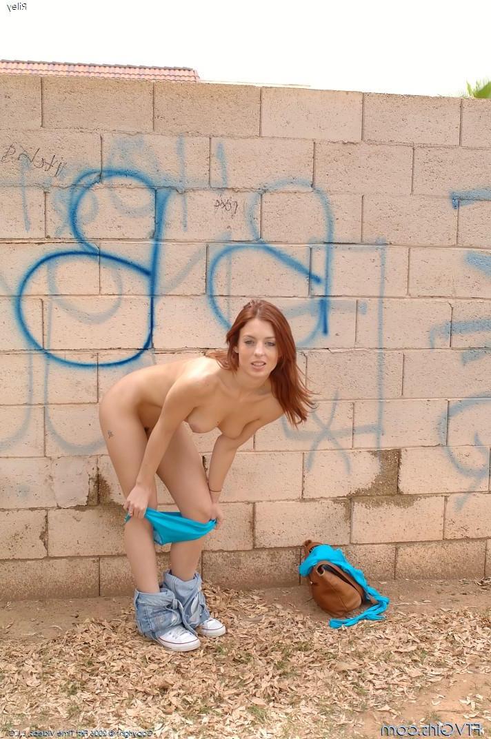 20P Pictures of teen amateur Riley Shy playing with her pussy