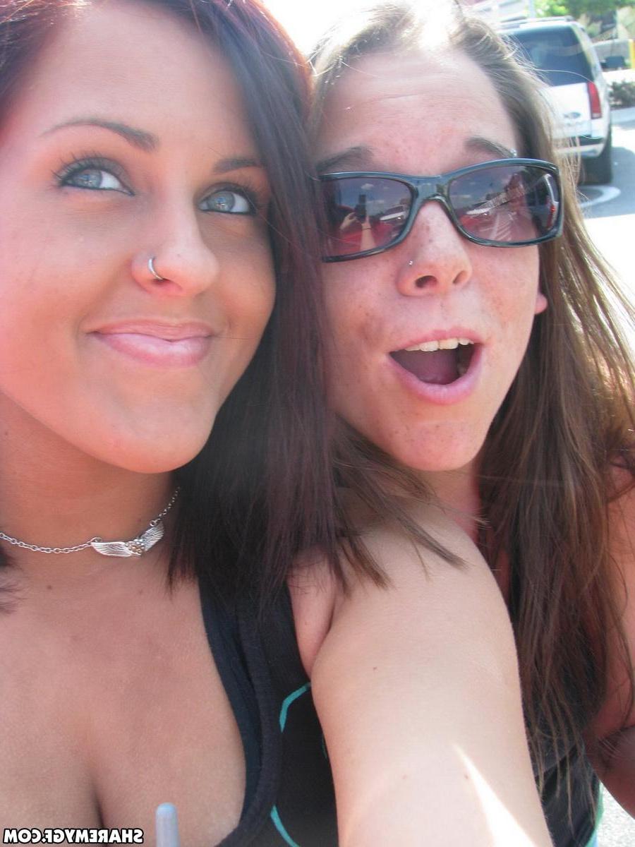 20P Two hot girls go on vacation and share their naughty pics