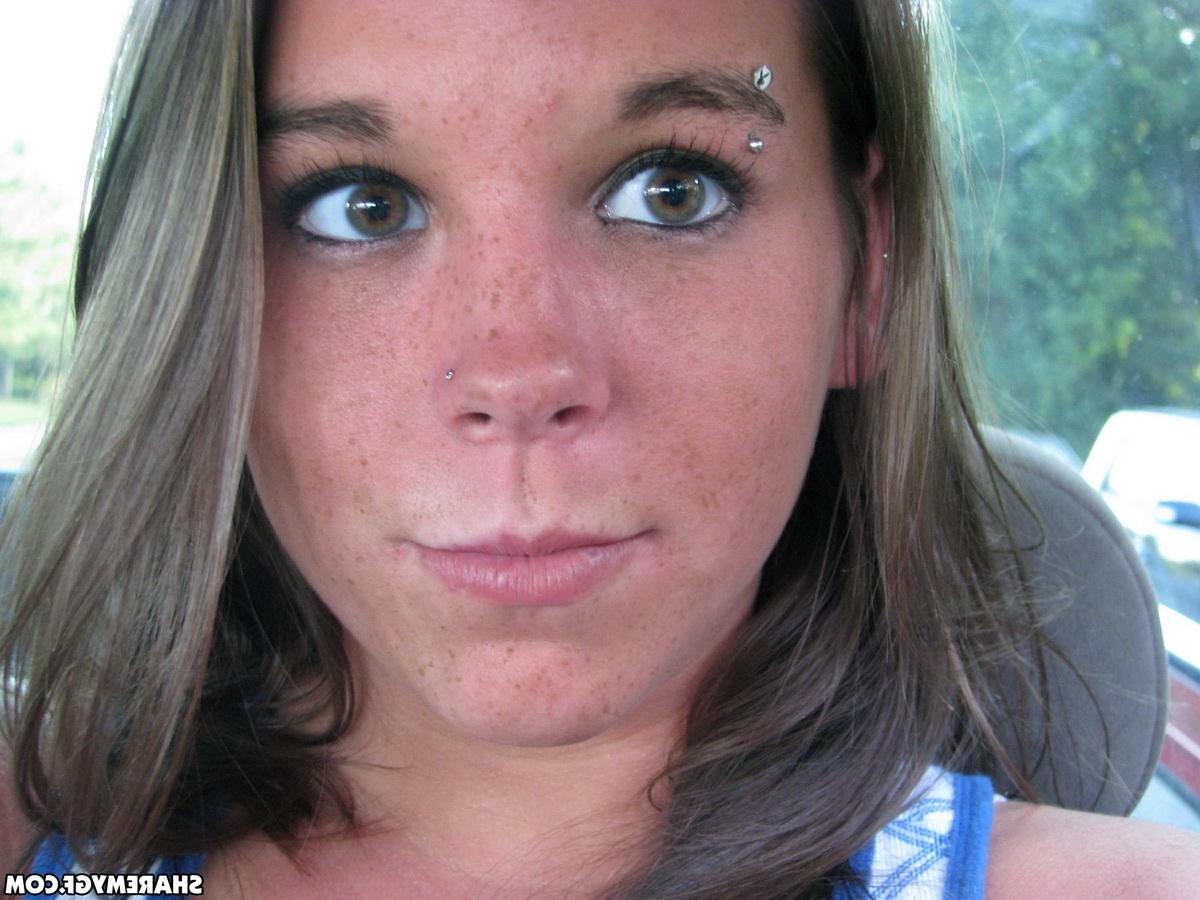 20P Two hot girls go on vacation and share their naughty pics