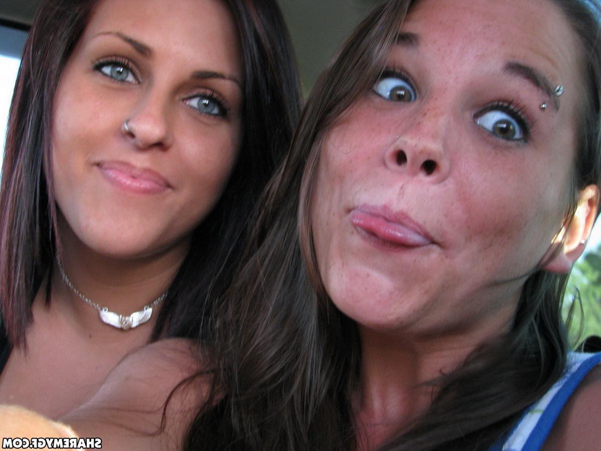 20P Two hot girls go on vacation and share their naughty pics