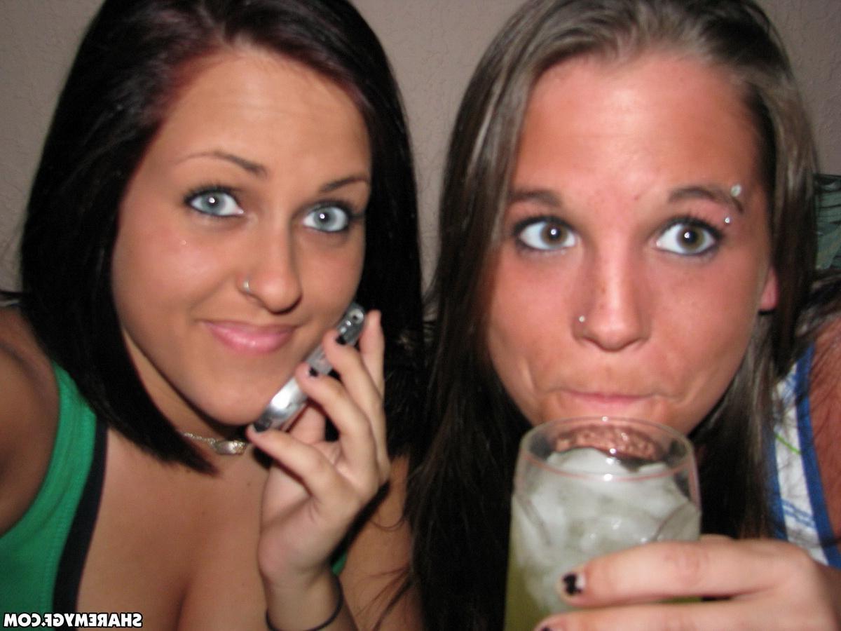 20P Two hot girls go on vacation and share their naughty pics