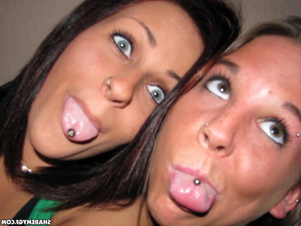 20P Two hot girls go on vacation and share their naughty pics