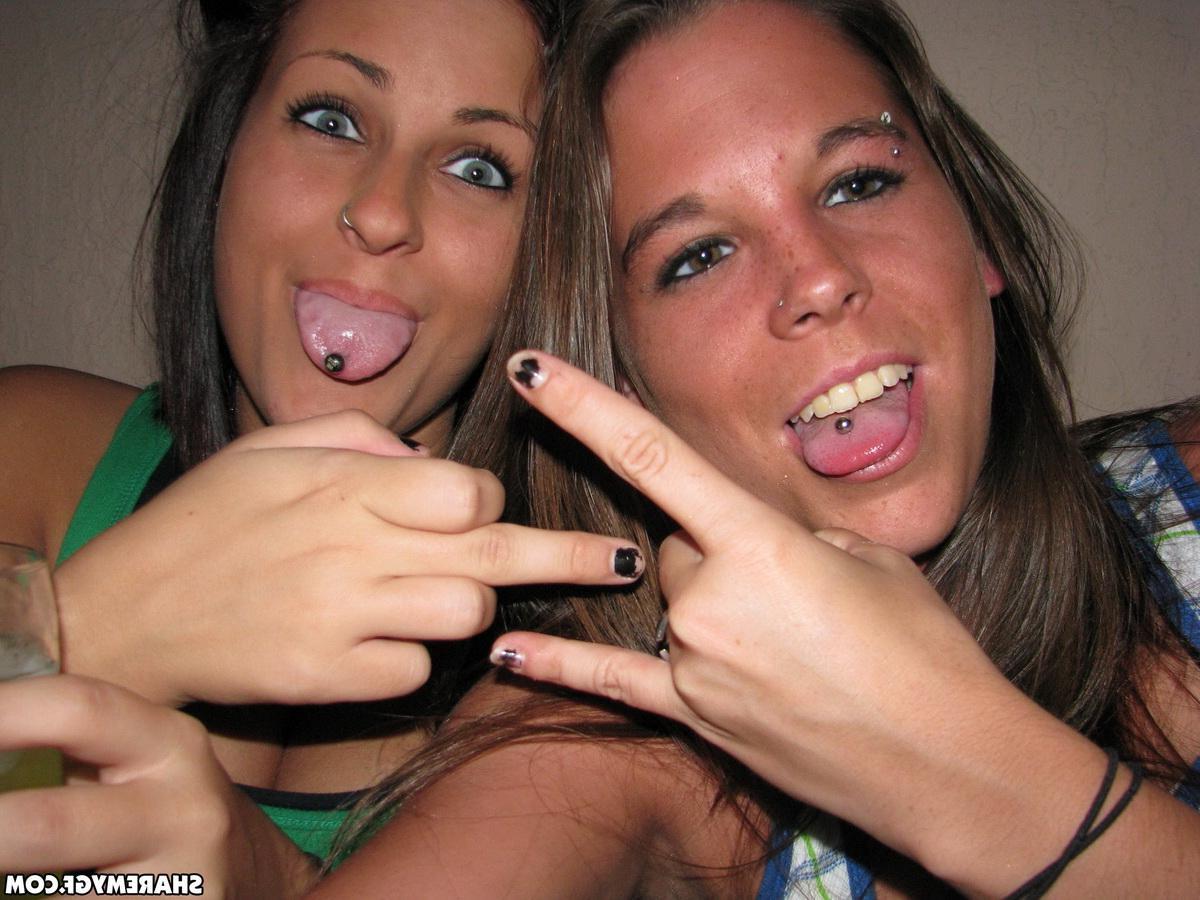 20P Two hot girls go on vacation and share their naughty pics
