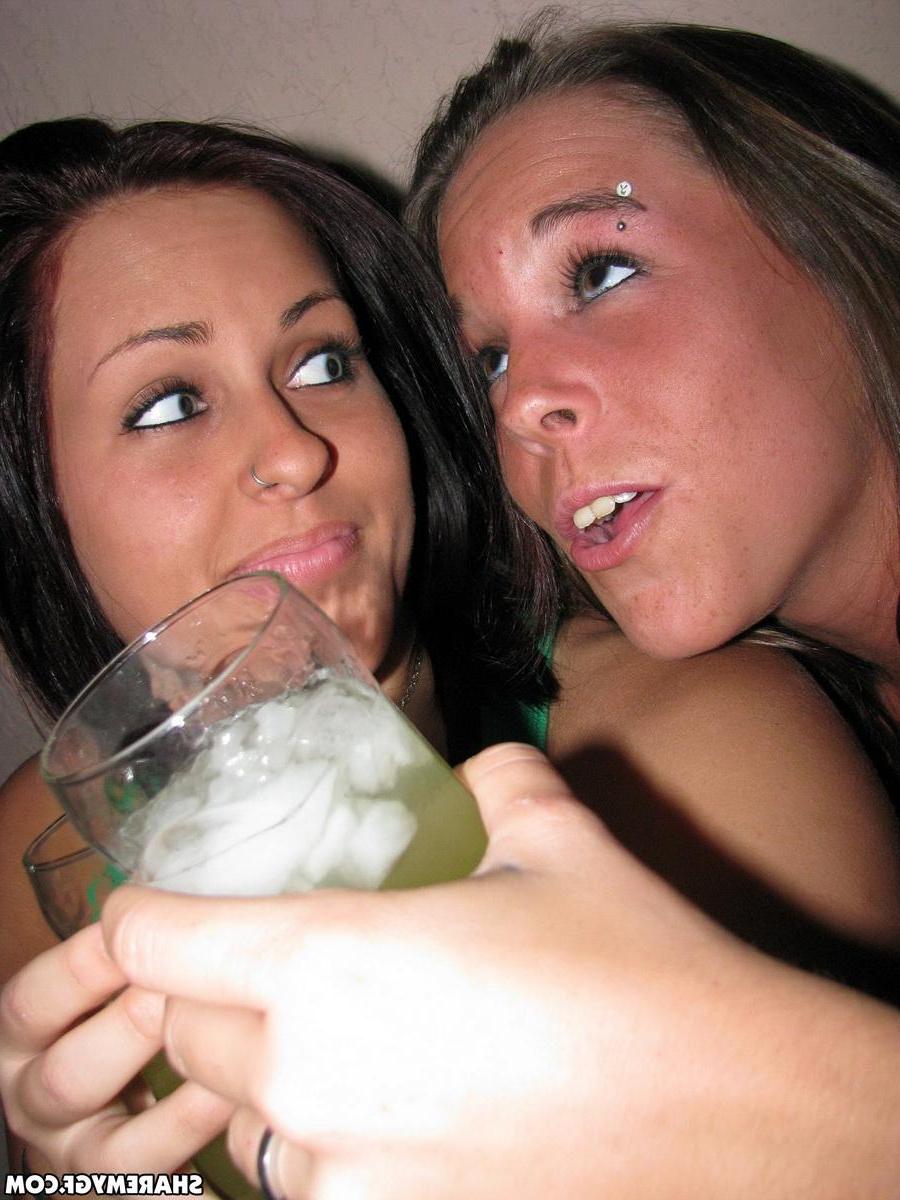 20P Two hot girls go on vacation and share their naughty pics
