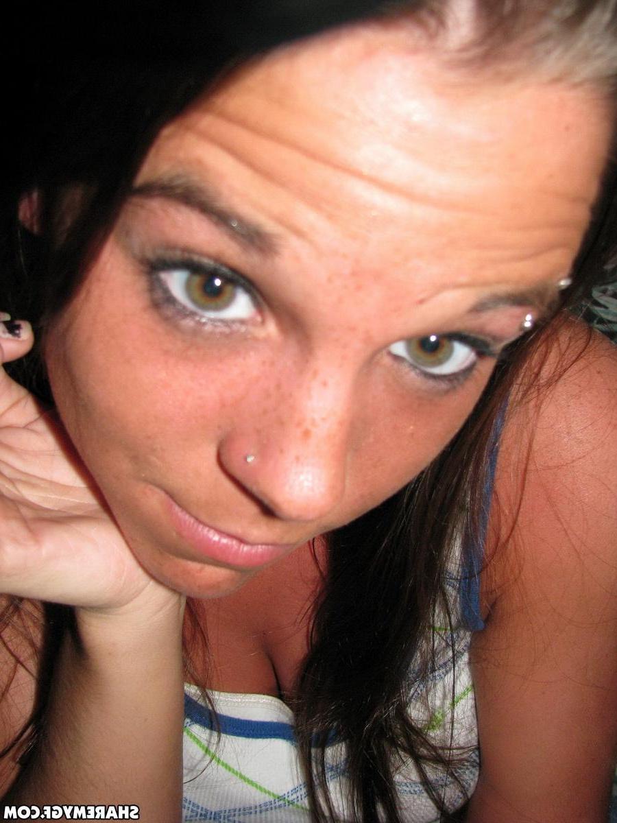 20P Two hot girls go on vacation and share their naughty pics