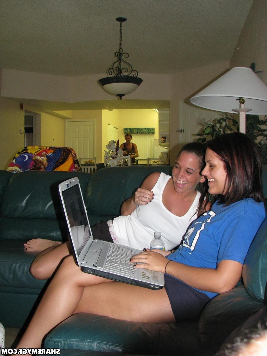 20P Two hot girls go on vacation and share their naughty pics