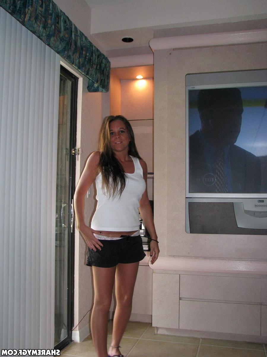 20P Two hot girls go on vacation and share their naughty pics