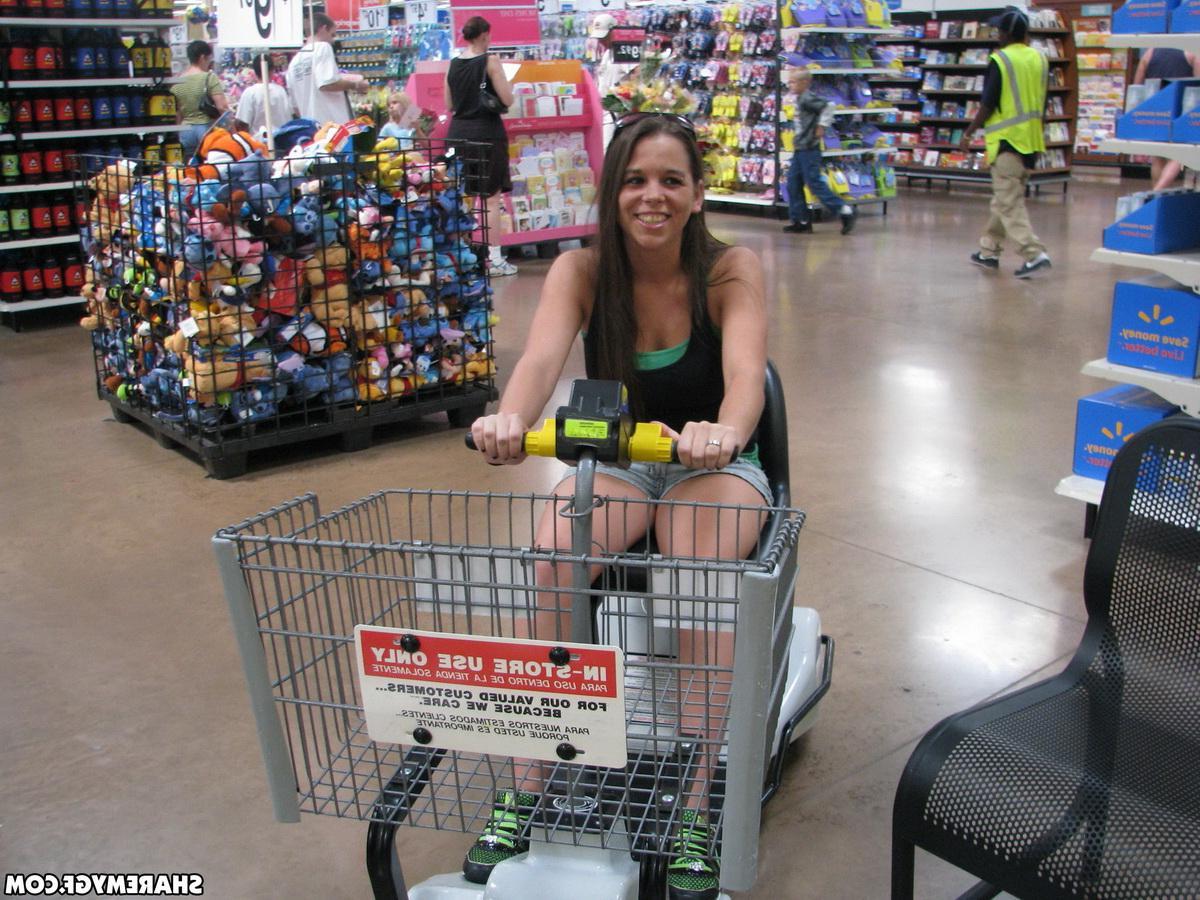 20P Two hot girls go on vacation and share their naughty pics