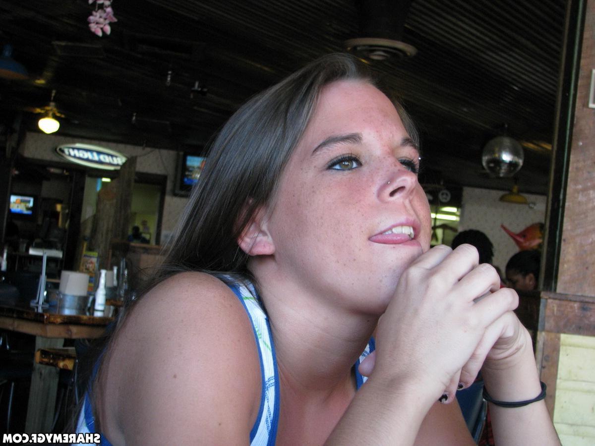 20P Two hot girls go on vacation and share their naughty pics