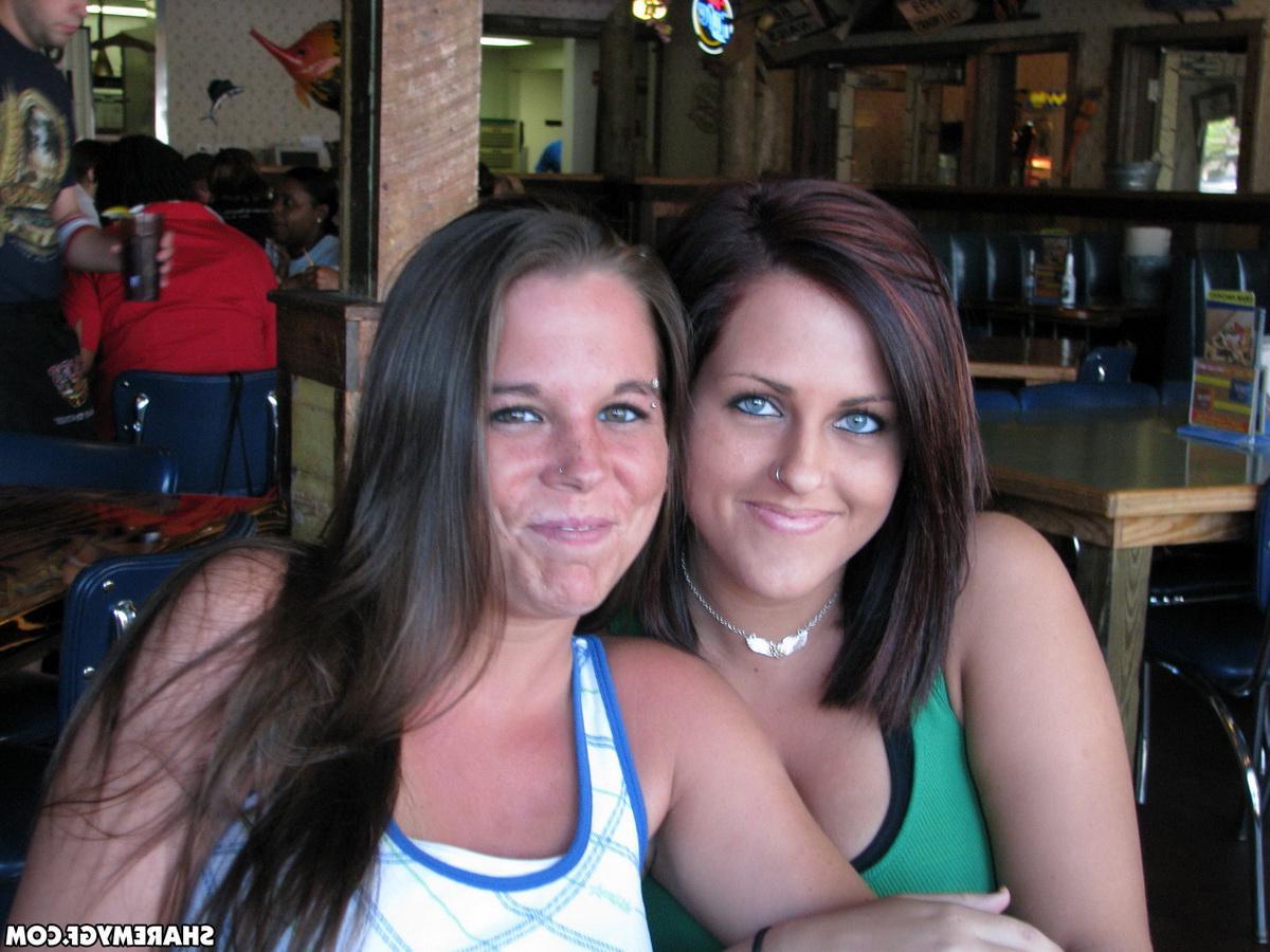 20P Two hot girls go on vacation and share their naughty pics