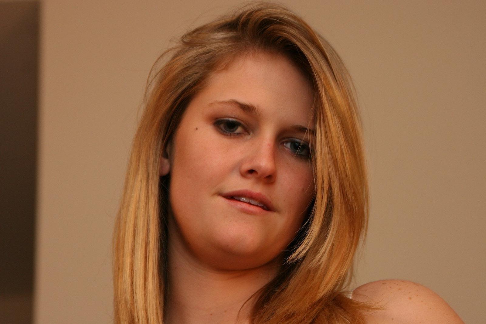 20P Pictures of Samantha Gauge dancing in her panties