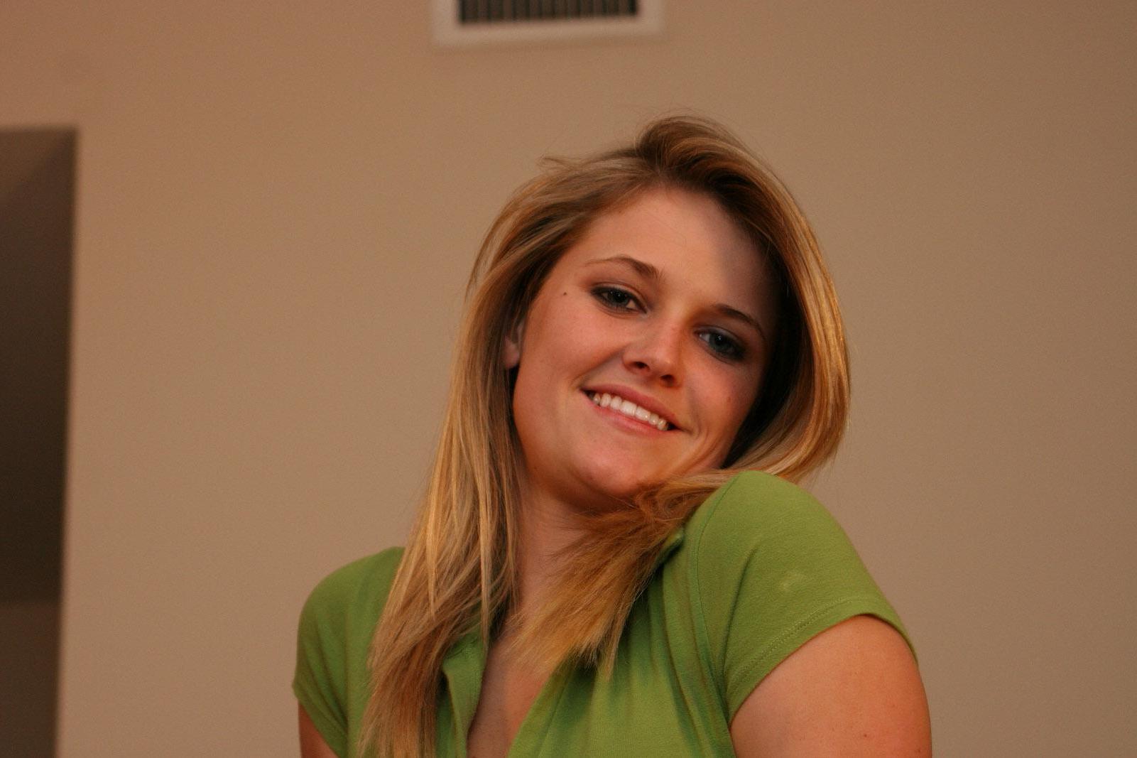 20P Pictures of Samantha Gauge dancing in her panties