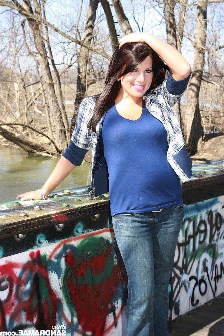 15P Pictures of teen babe Miss Sandra Mae being naughty outside