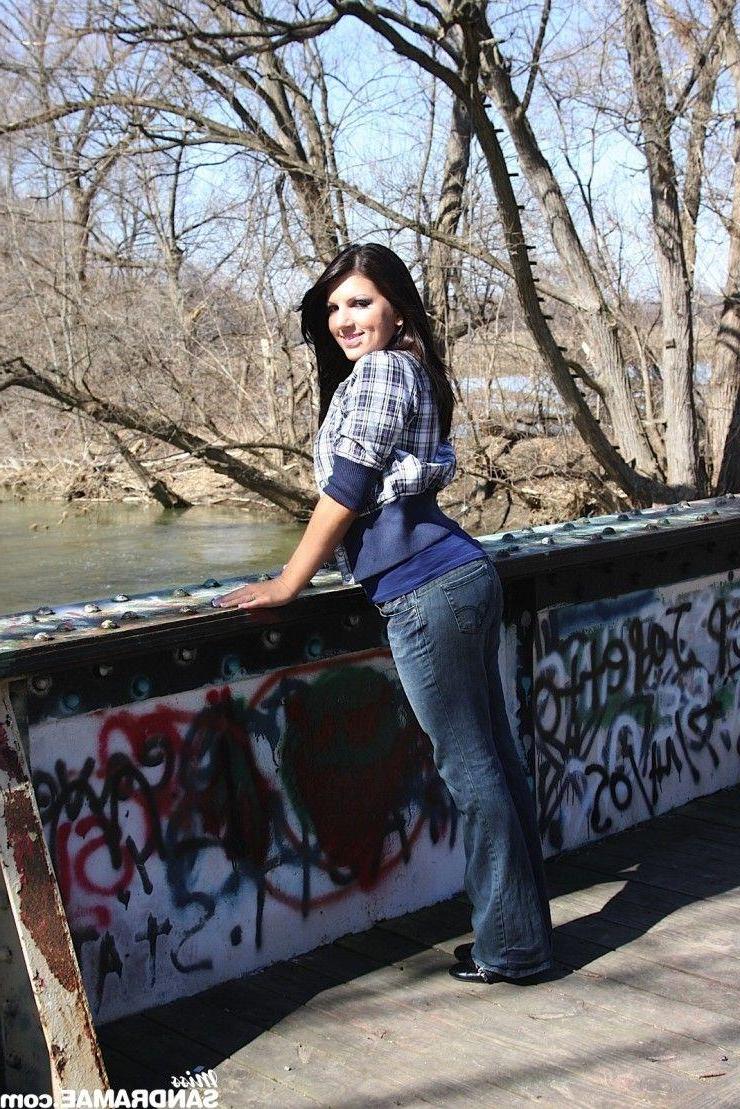 15P Pictures of teen babe Miss Sandra Mae being naughty outside
