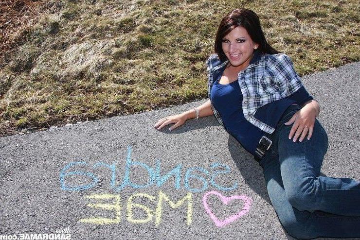 15P Pictures of teen babe Miss Sandra Mae being naughty outside