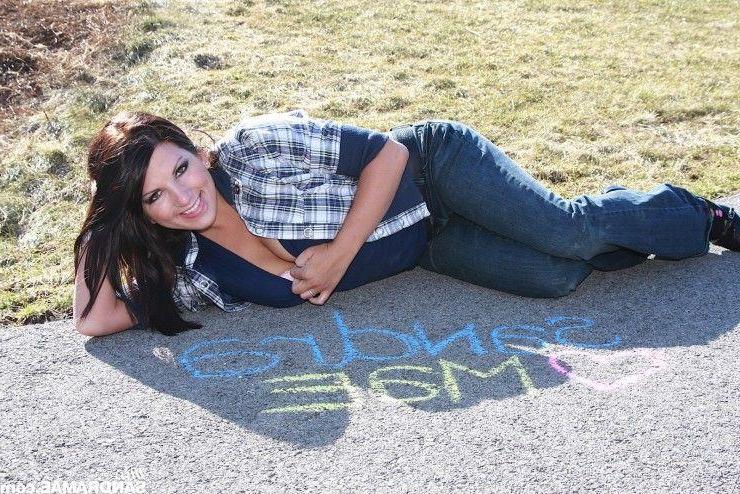 15P Pictures of teen babe Miss Sandra Mae being naughty outside