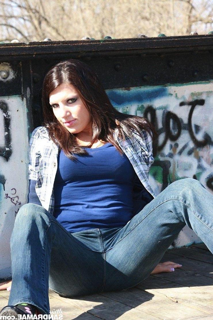 15P Pictures of teen babe Miss Sandra Mae being naughty outside