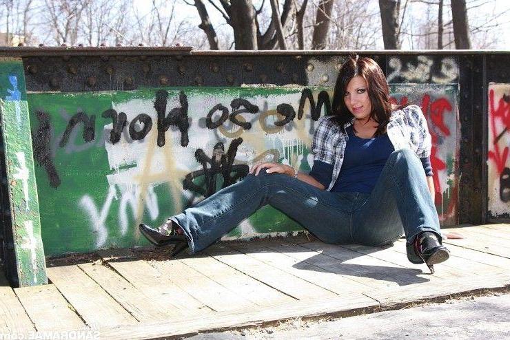 15P Pictures of teen babe Miss Sandra Mae being naughty outside