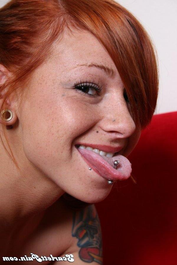 17P Pictures of Scarlett Pain wearing only her pig tails