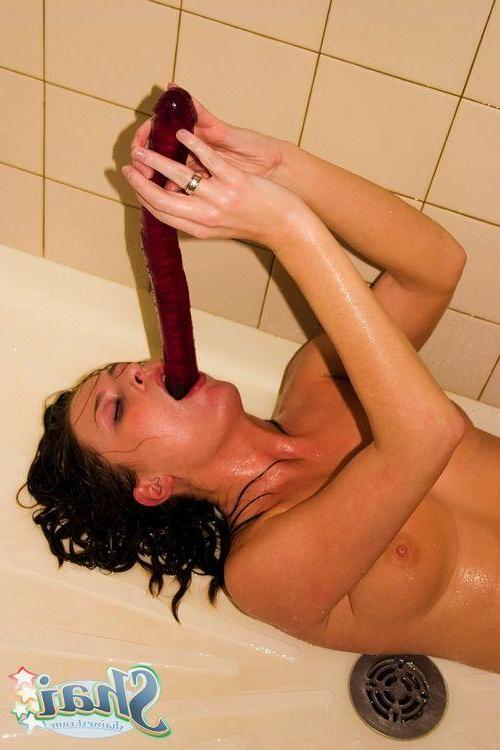 20P Pictures of Shai West fucking a massive dildo in the shower