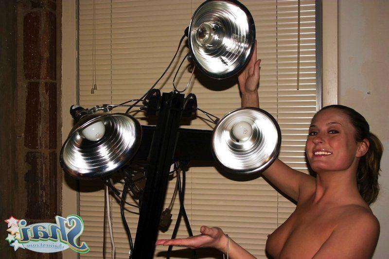 20P Pictures of Shai West being naughty in the studio
