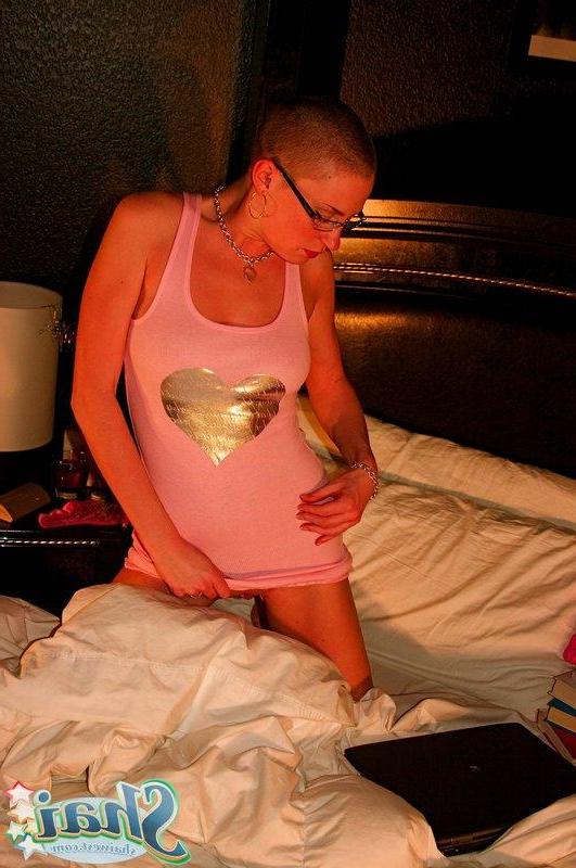 15P Pictures of Shai West being naughty in bed