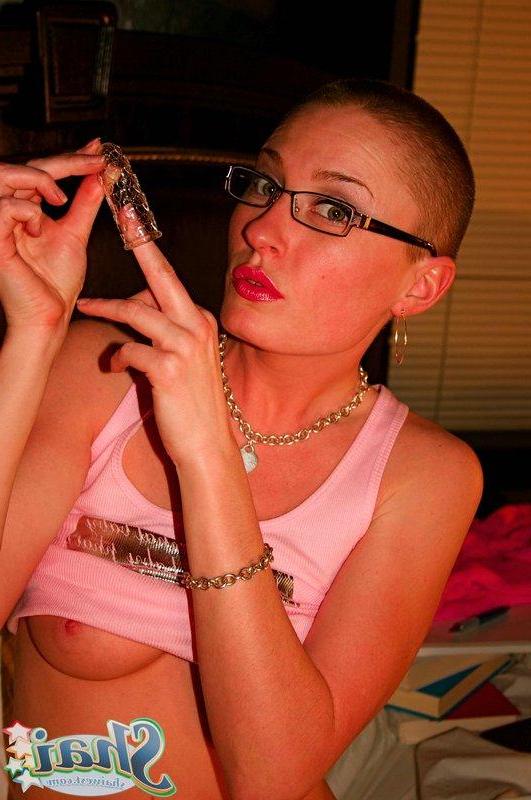 15P Pictures of Shai West being naughty in bed